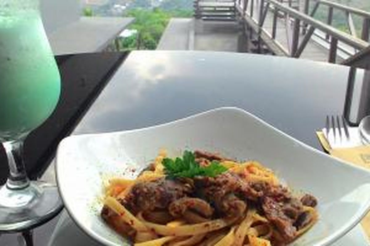 Hidangan Aglio Olio Sauce Pasta dan Lawangwangi Sunset di Lawangwangi Creative Space, Bandung, Jawa Barat.