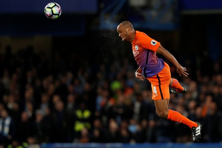 Pemain belakang Manchester City, Vincent Kompany, menanduk bola saat timnya melawan Chelsea pada partai lanjutan Premier League - kasta teratas Liga Inggris - di Stadion Stamford Bridge, Rabu (5/4/2017).