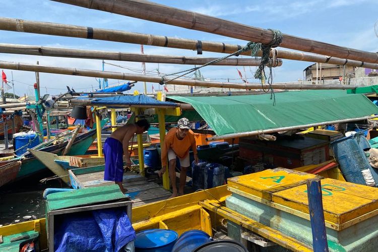 Nelayan di dermaga Kalibaru, Cilincing, Jakarta Utara pada Rabu (11/1/2023). Sebagian besar dari mereka memilih tidak melaut karena cuaca ekstrem. 