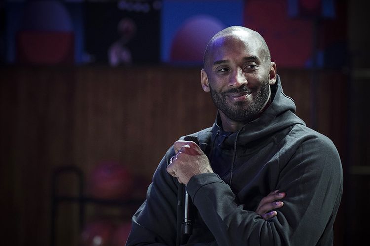 Foto diambil pada 21 Oktober 2017, memperlihatkan bintang NBA Kobe Bryant menghadiri acara promosi yang diselenggarakan oleh merek olahraga Nike di Paris, Perancis. Legenda NBA Kobe Bryant dan 8 orang lainnya, termasuk putri Kobe, Gianna Maria Onore atau akrab disapa Gigi diberitakan tewas dalam sebuah kecelakaan helikopter di California, AS, Minggu (26/1/2020).