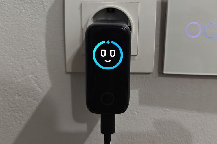 Ketika Anker Smart Display B121B dihubungkan ke colokan listrik, layar tersebut akan menampilkan emoji tersenyum, seolah menyambut pengguna. 