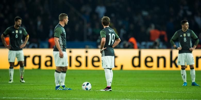 Para pemain tim nasional Jerman melakukan tendangan kick-off setelah mengalami kemasukan ketiga dari Inggris pada partai uji coba di Stadion Olympic, Berlin, 26 Maret 2016.