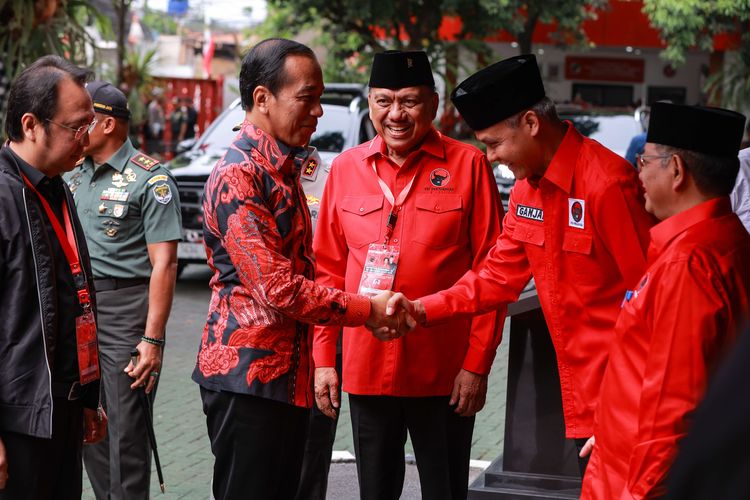 Presiden RI Joko Widodo berjabat tangan dengan bakal calon presiden 2024-2029 PDI-P Ganjar Pranowo saat menghadiri Rapat Kerja Nasional (Rakernas) PDI-P di sekolah partai DPP PDI-P, Lenteng Agung, Jakarta Selatan, Selasa (6/8/2023).