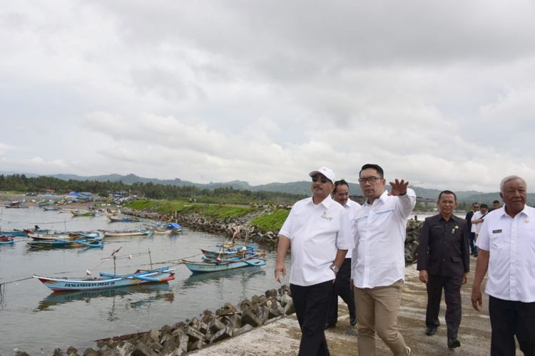 Gubernur Jawa Barat Ridwan Kamil mendampingi Menteri Pariwsiata (Menpar) RI Arief Yahya sata meninjau lokasi calon KEK di Grand Pangandaran, Kabupaten Pangandaran, Rabu (28/11/18).
