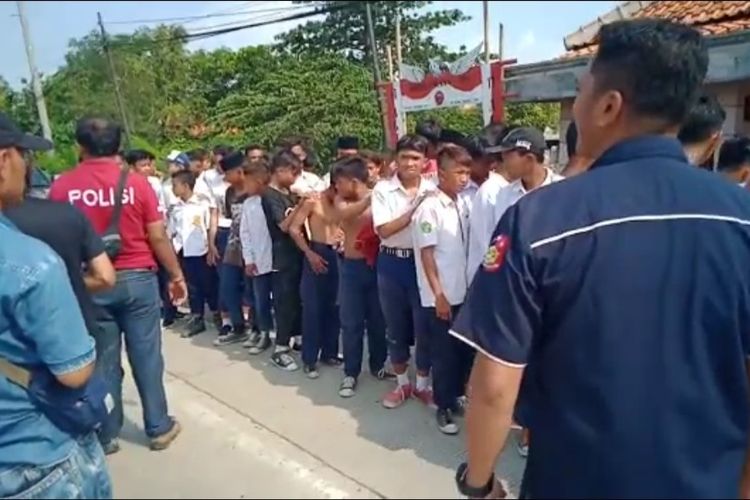 Dokumen Polsek Bulakamba : Polisi mengamankan sejumlah pelajar SMP yang hendak melakukan aksi tawuran di Jalan Pantura, Kabupaten Brebes, Jawa Tengah, Senin (20/1/2020) sore.