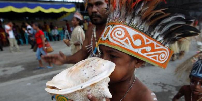 Tarian Wor ditampilkan dalam acara pembukan Pekan Wisata Munara Wampasi 2012 di Hanggar Cendrawasih Manuhua, Kelurahan Biak Kota, Kabupaten Biak Numfor, Papua, Selasa (3/7/2012). Pekan wisata ini berlangsung hingga 10 Juli. Wisatawan akan disuguhi berbagai kegiatan wisata seperti menangkap ikan (snap mor), diving hingga snorkeling. 