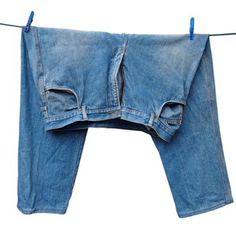 Ilustrasi mencuci celana, mencuci celana jeans. 