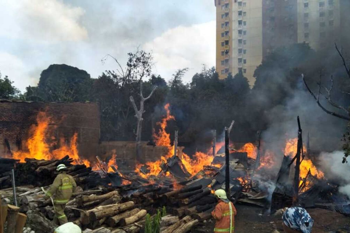 tumpukan kayu di samping apartemen Casablanca Resident, Duren Sawit Jakarta Timur terbakar, Jumat (31/7/2020).