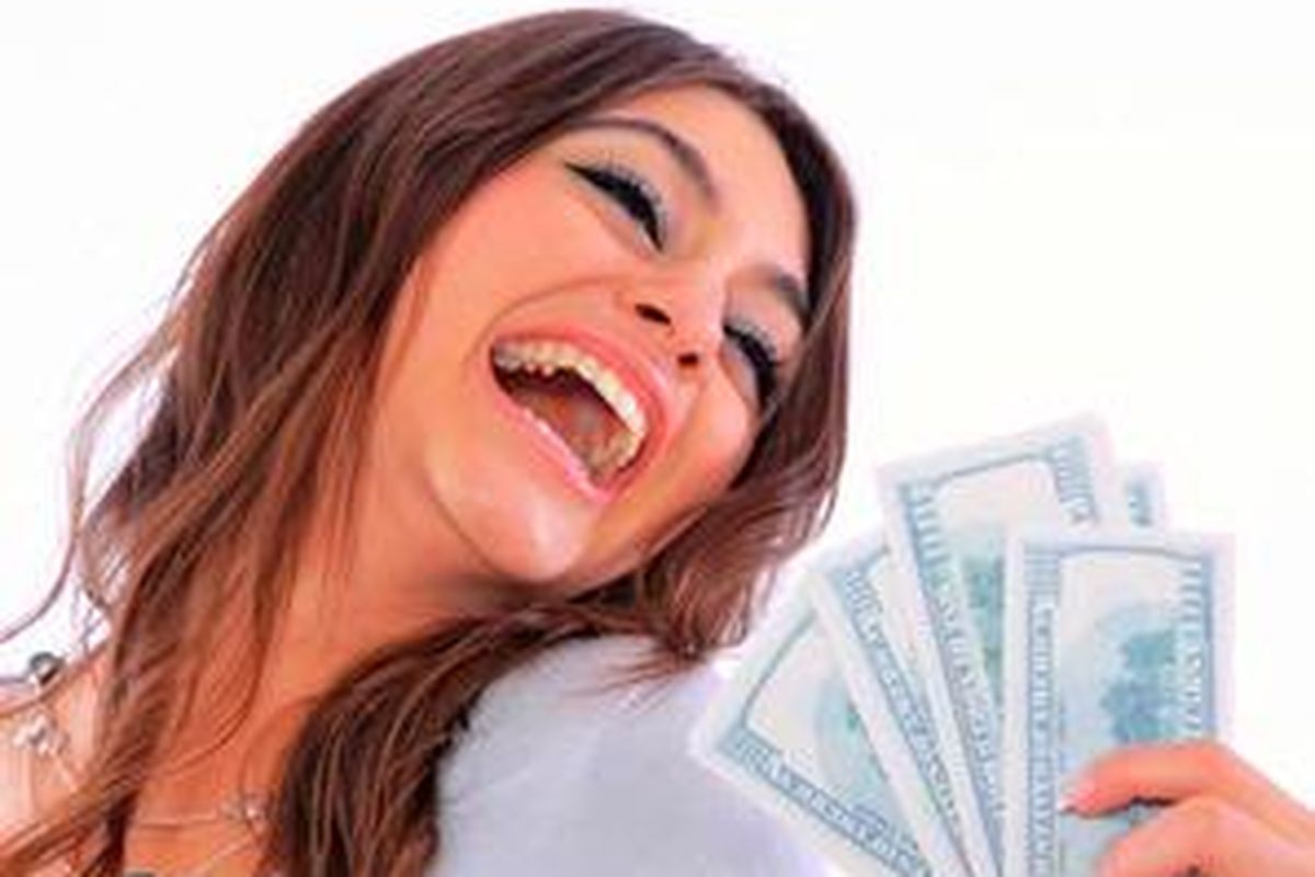 Uang Rp 500.000 bisa Anda maksimalkan dengan membayar premi per tahun dan investasi emas atau menabung sebagai dana darurat.