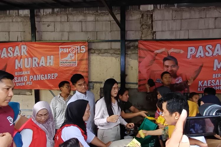 Ketua Umum Partai Solidaritas Indonesia (Ketum PSI) Kaesang Pangarep blusukan di Kawasan Petamburan, Jakarta, Rabu (10/1/2024).
