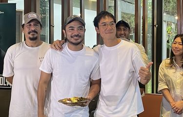 Daniel Mananta bersama Marthino Lio dan Bucek Depp dalam acara syukuran film biopik Glenn Fredly. 