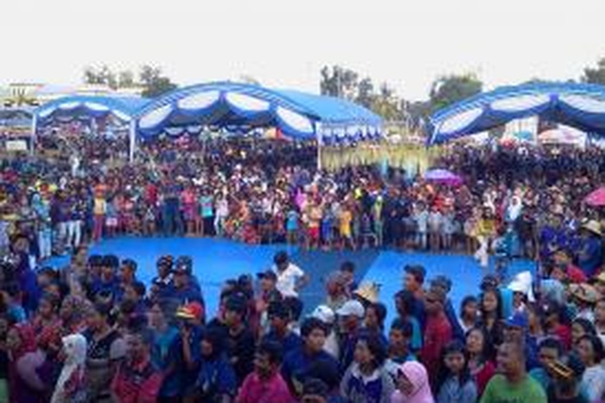 Ratusan anak-anak nampak memadati lapangan bola Bantorung, Kecamatan Bukit Batu Tangkiring, Palangkaraya, Kalimantan Tengah, Sabtu (22/3/2014). Mereka menyaksikan hiburan yang disajikan saat kampanye terbuka Partai Nasdem di lokasi itu.