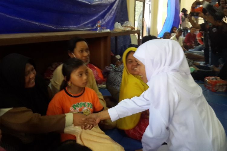 Gubernur Jawa Timur Khofifah Indar Parawansa saat mengunjungi pengungsi angin kencang di Posko Pengungsian Balai Desa Punten, Kota Batu, Senin (21/10/2019).