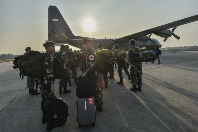 Prajurit TNI bersiap masuk kedalam pesawat untuk melakukan tugas misi kemanusian gempa Palu, Sulawesi Tengah di Base Ops Pangkalan Udara Militer Halim Perdana Kusuma, Jakarta, Sabtu (29/9/2018). Panglima TNI melepas sebanyak 200 prajurit TNI, 35 Basarnas dan dua petugas Kominfo guna memberikan bantuan kepada masyarakat yang terkena bencana gempa dan tsunami.