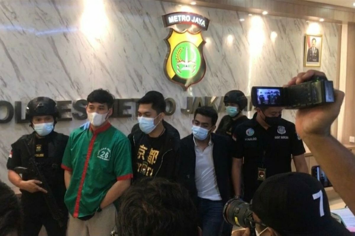 Suami Nindy Ayunda, Askara Parasady Harsono (baju hijau) dalam jumpa pers kasus narkoba di Polres Metro Jakarta Barat, Selasa (12/1/2021)