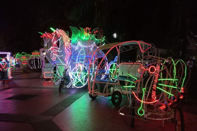 Becak warna-warni di Simpang Lima Semarang, salah satu tempat wisata di Semarang yang bisa dikunjungi malam hari.