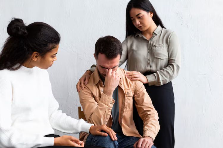 Utang pinjol kerap disembunyikan dari keluarga karena rasa malu. Psikolog menjelaskan dampaknya bisa memicu stres hingga konflik keluarga.