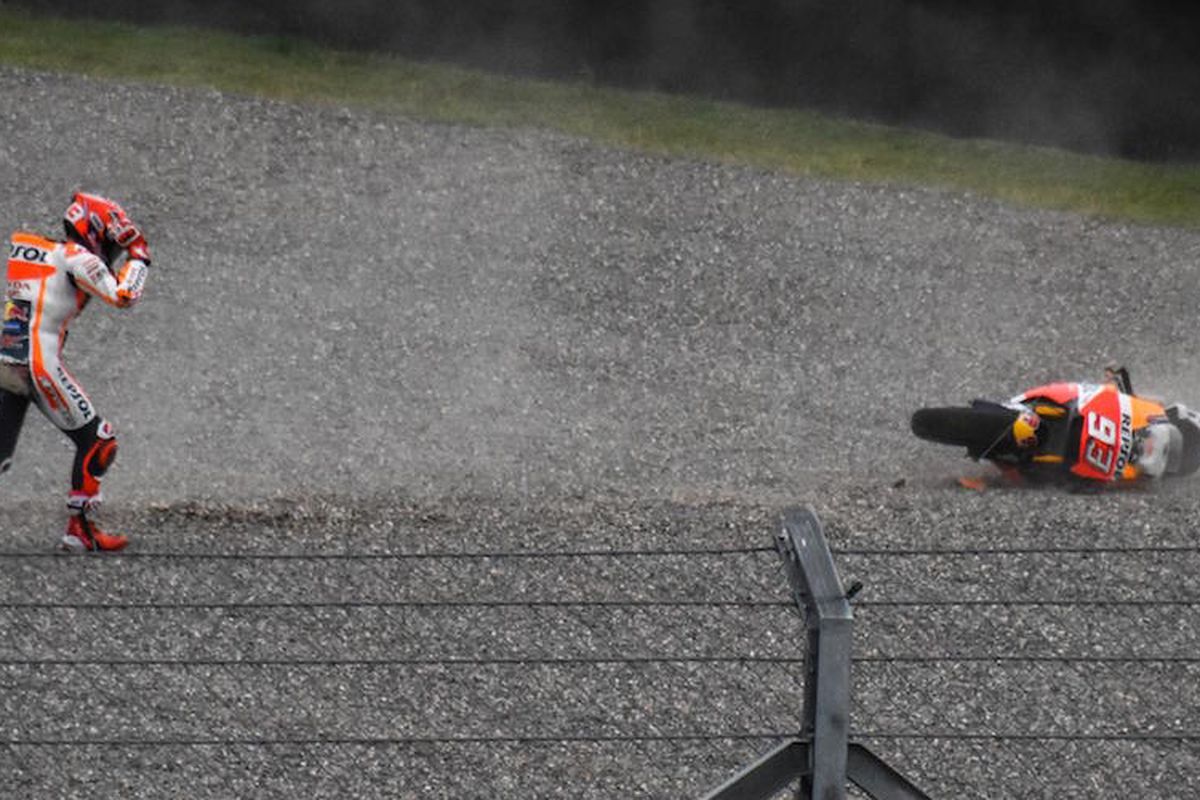 Pebalap Repsol Honda Team asal Spanyol, Marc Marquez, berlari menuju motornya setelah terjatuh di tikungan 2 Autodromo Termas de Rio Hondo pada balapan GP Argentina, Minggu (9/4/2017).