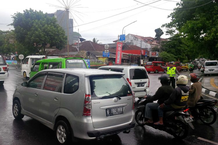 Anggota Sat Lantas Polres Sukabumi Kota mengatur lalu lintas di pusat perkotaan Kota Sukabumi, Jawa Barat, Senin (31/12/2018). 