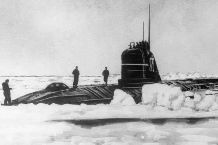 Kapal selam Soviet mengikuti jejak USS Nautilus, juga mencapai Kutub Utara yang membeku.

