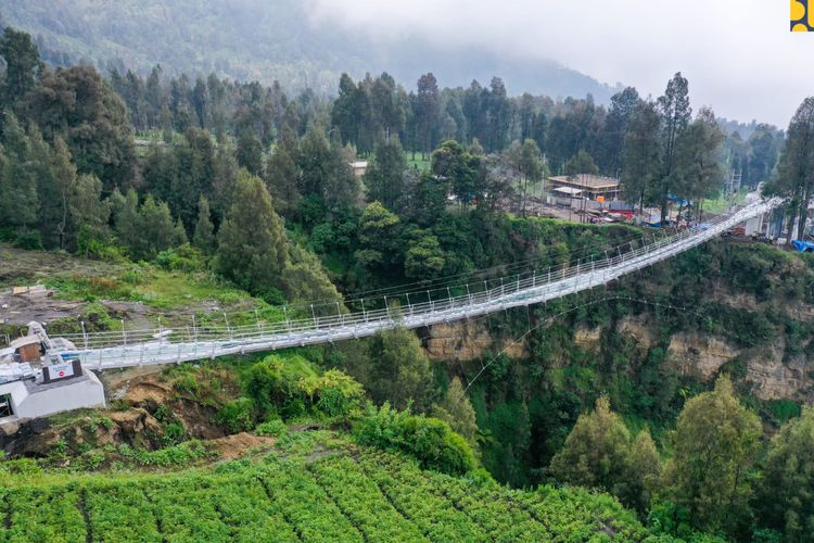 Jembatan Kaca Seruni Point di Kawasan Bromo-Tengger-Semeru (BTS) saat menjalani uji beban, pada Sabtu (17/12/2022).