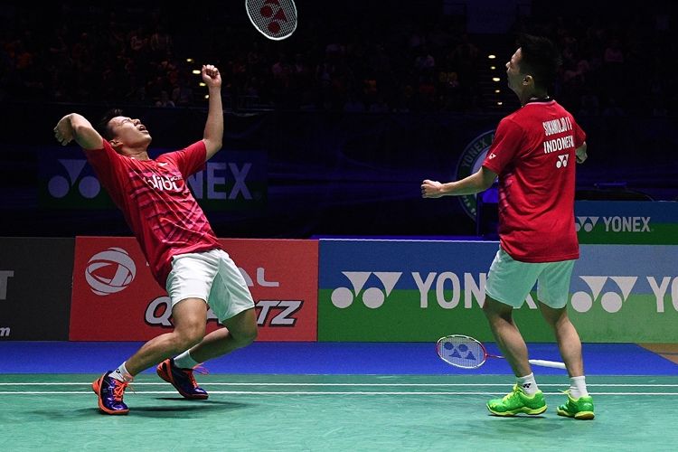 Pasangan ganda putra Indonesia, Marcus Fernaldi Gideon (kiri)/Kevin Sanjaya Sukamuljo, merayakan kemenangan atas wakil China, Li Junhui/Liu Yuchen, pada laga final All England di Barclaycard Arena, Birmingham, Minggu (12/3/2017).