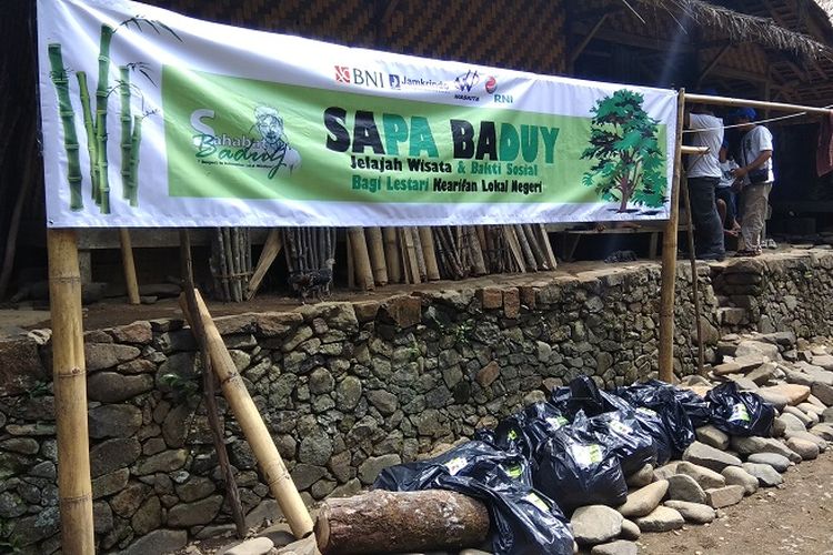Komunitas Sahabat Baduy melakukan bersih-bersih di jalur pendakian menuju Baduy Dalam via Ciboleger, Desa Kanekes, Kecamatan Leuwidamar, Kabupaten Lebak, Banten, Sabtu (1/10/2017).