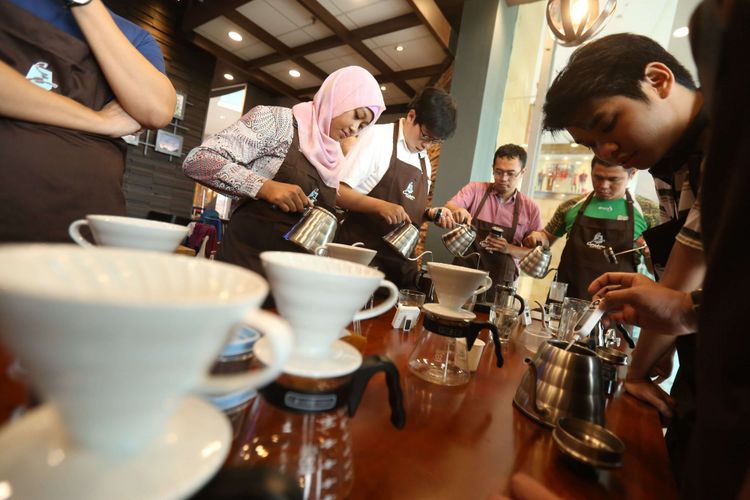 Kegiatan sejumlah peserta yang mengikuti acara Home Brewing French Press and V60 Kompas.com bersama Caribou Coffee di Caribou Coffe Lotte Shopping Avenue, Jakarta Selatan, Sabtu (10/2/2018). Acara ini memberikan edukasi tentang bagaimana cara membuat kopi dengan manual brewing, para peserta mendapatkan pembelajaran mengenai pembuatan kopi dengan metode French Press dan V60.