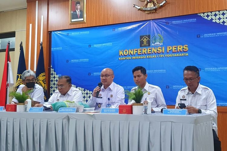 Officials from the Class I Yogyakarta Immigration Office hold a press conference on the supervision and enforcement of foreign nationals who have violated regulations within their jurisdiction. 
