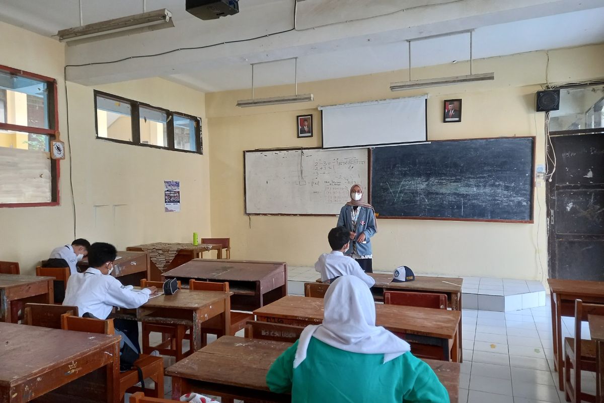 Seorang mahasiswa Universitas Pendidikan Indonesia (UPI) saat mempratikan program Kampus Mengajar dengan menjadi guru.