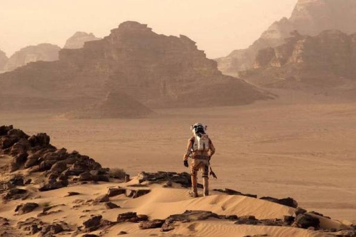 Adegan saat astronot Mark Watney mencoba bertahan di Planet Mars.