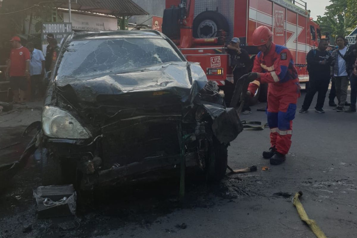Kondisi mobil usai terperosok ke sungai di Surabaya, Rabu (9/10/2024).