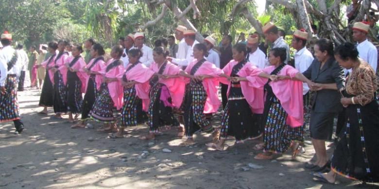 Tari Vera saat mengantar tamu di Kabupaten Manggarai Timur, Flores, Nusa Tenggara Timur.