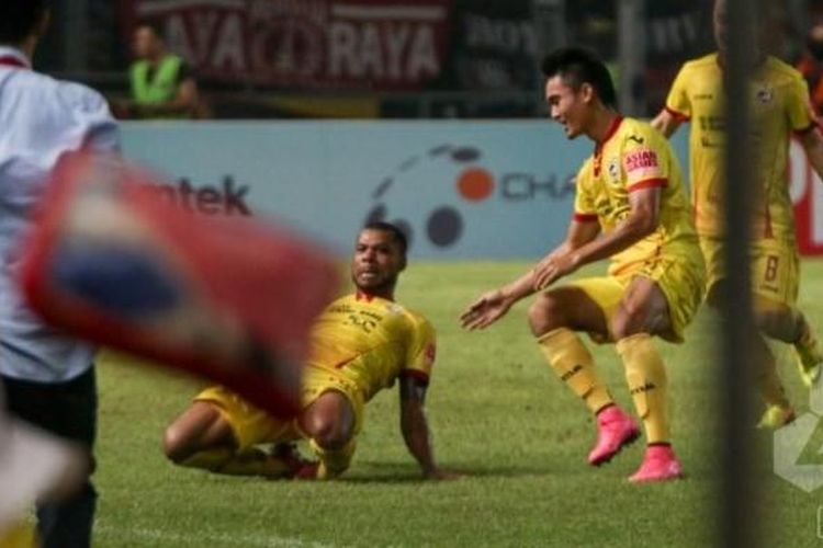 Selebrasi pemain Sriwijaya FC, Hilton Moreira, seusai menjebol gawang Persija di SUGBK, Jakarta, Jumat (24/6/2016) malam. Seusai gol Hilton, laga itu dihentikan karena ricuh penonton. 