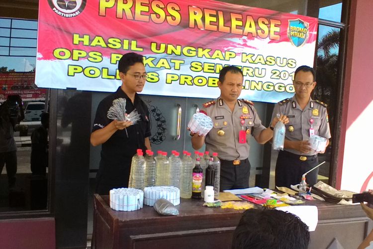 Polisi menunjukkan barang bukti hasil kejahatan dari para pelaku kriminal di Kabupaten Probolinggo. 