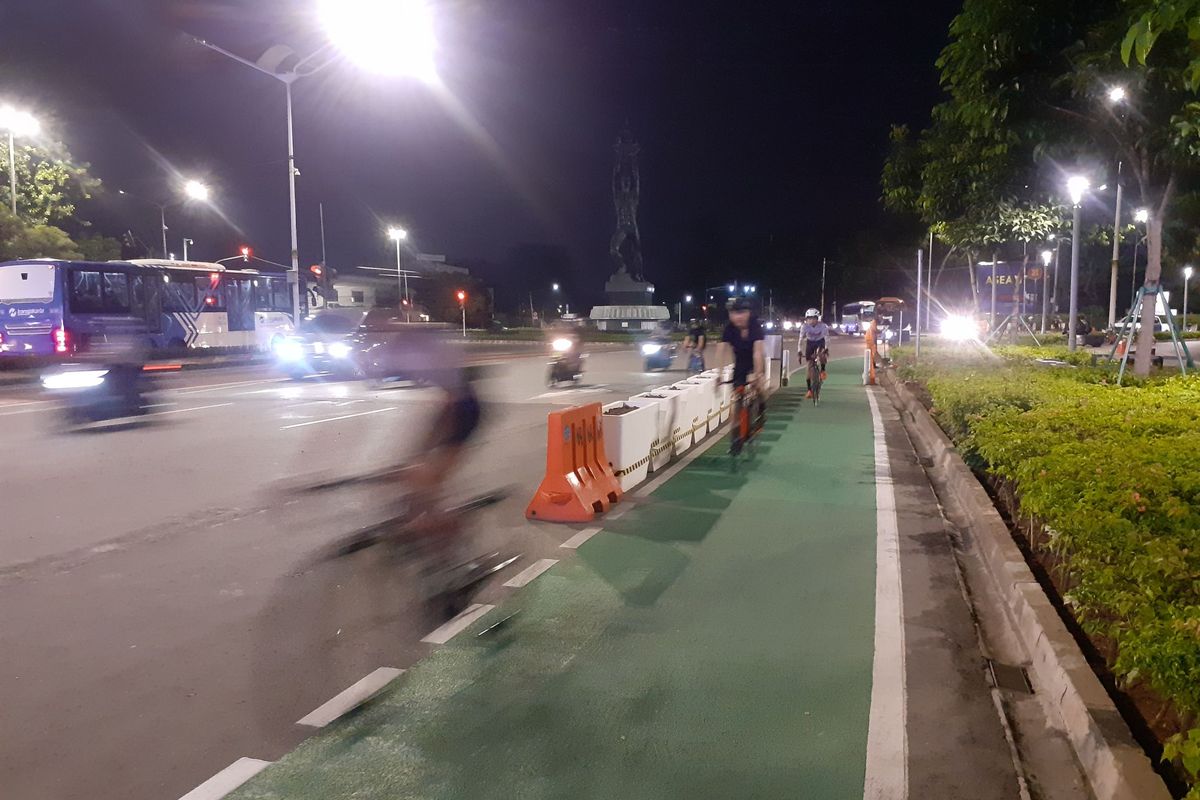 Pengguna sepeda Road Bike menikmati uji coba pengguna sepeda Road Bike di perbolehkan masuk jalur cepat Sudirmam -Thamrin, Selasa (8/6/2021)