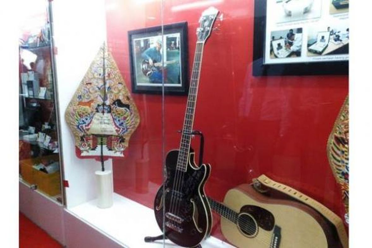 Gitar bass milik personel Metalica milik Robert Trujillo dipajang pada pameran barang gratifikasi pada kegiatan Festival Anti Korupsi 2015 di Sasana Budaya Ganesha, Bandung, Jum'at (11/12/2015). Gitar merek Ibanez itu rencananya bakal dimuseumkan lantaran masuk dalam kategori barang antik.