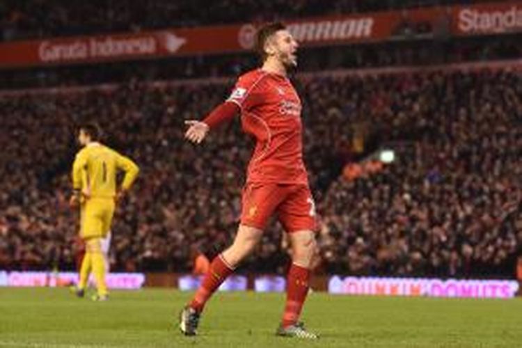 Gelandang Liverpool Adam Lallana merayakan keberhasilannya mencetak gol ke gawang Swansea City, pada pertandingan Premier League, di Anfield, Liverpool, Senin (29/12/2014).