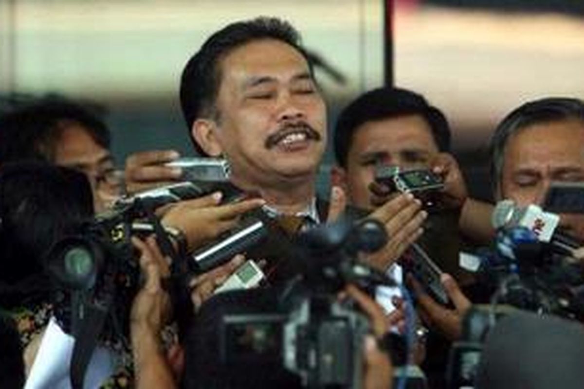 Pengacara Anggodo Widjojo, Bonaran Situmeang tiba di Gedung KPK, Jakarta, untuk memberikan surat penolakan untuk diperiksa sebagai saksi bagi kliennya, Senin (15/2/2010). Bonaran berpendapat, dia sebagai advokat dilindungi oleh Pasal 19 UU No. 18/2003 tentang advokat, dengan posisi dia wajib menjaga rahasia kliennya. 