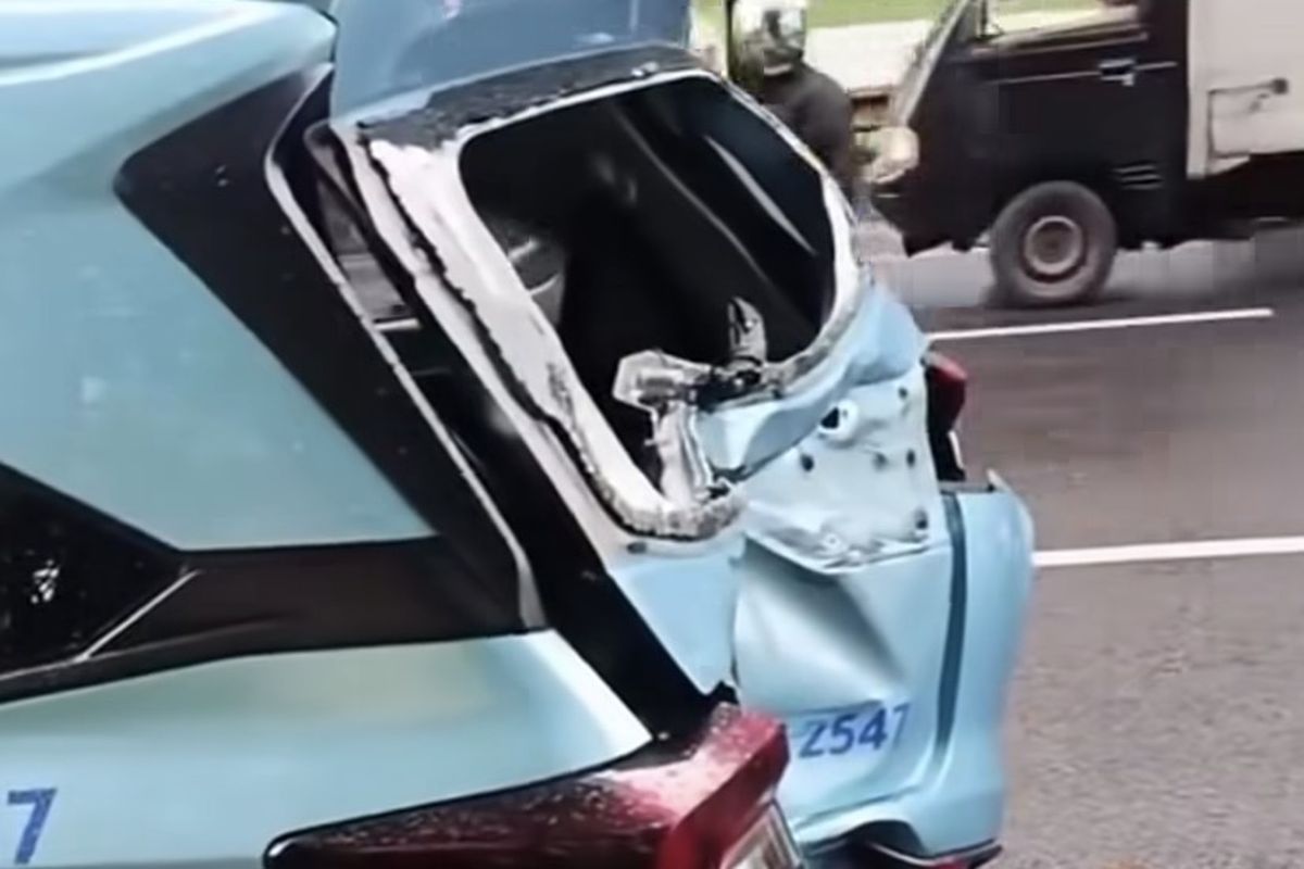 Tampak taksi Bluebird yang ditabrak motor gede di kawasan Ragunan, Pasar Minggu, Jakarta Selatan pada Minggu (12/4/2026) sore.