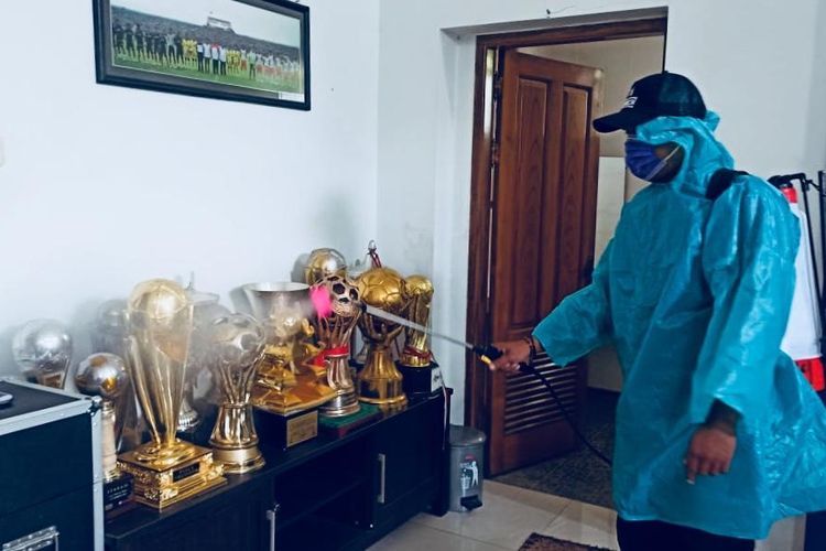 Manajemen Arema FC melakukan penyemprotkan disinfektan di Kantor Arema FC Malang, Jawa Timur, Sabtu (20/03/2020) siang.