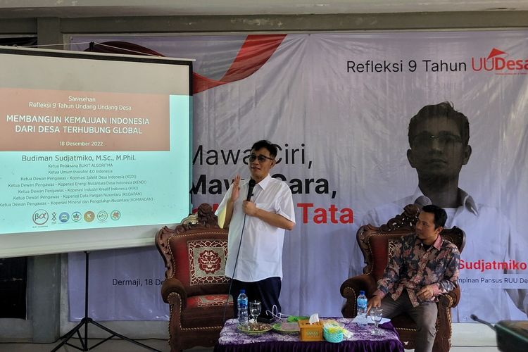 Politisi PDIP Budiman Sudjatmiko saat diskusi Refleksi 9 Tahun Undang-undang Desa di Desa Dermaji, Kecamatan Lumbir, Kabupaten Banyumas, Jawa Tengah, Minggu (18/12/2022) sore.