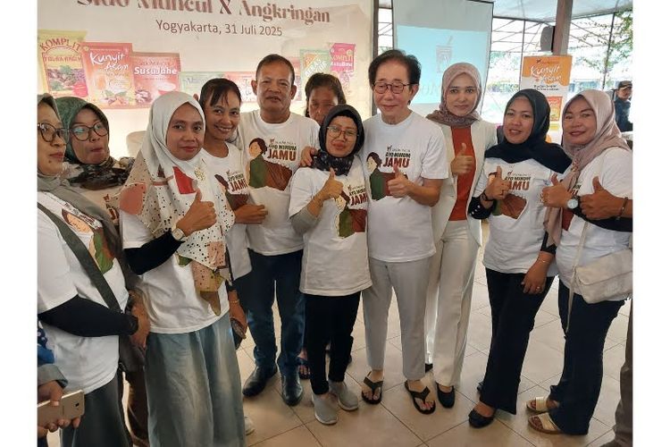 Direktur PT Industri Jamu Dan Farmasi Sido Muncul Tbk Dr (HC) Irwan Hidayat saat berfoto dengan para penjual angkringan yang menjadi peserta pelatihan