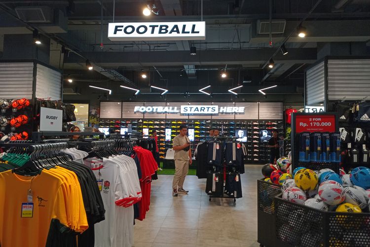 Salah satu area untuk keperluan atau perlengkapan sepak bola yang di toko Sports Direct di Kota Kasablanka Mall, Kamis (25/4/2024).