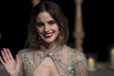 Emma Watson Tertangkap Kamera Bergandengan Tangan dengan Brandon Green 