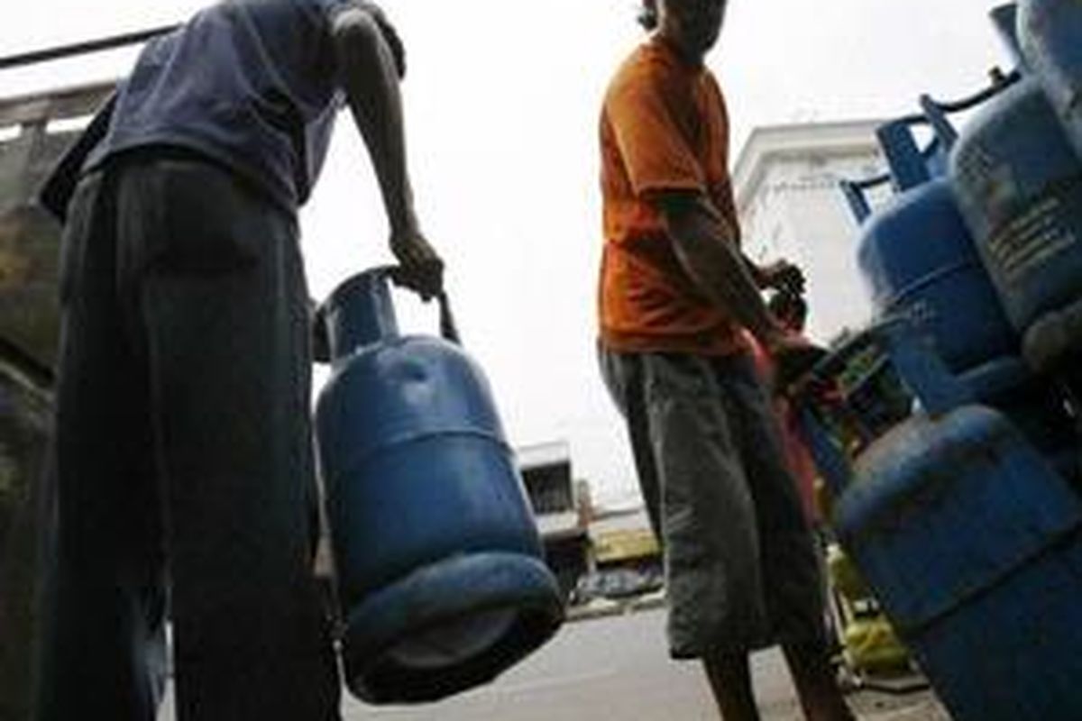 Pekerja menaikkan tabung gas kosong ke atas truk di Agen Sumber Rejeki di Jalan Mampang Prapatan, Jakarta, Senin (31/3). Pedagang mengakui harga tabung gas ukuran 15 kilogram mengalami peningkatan dari Rp. 300 ribu menjadi sekitar Rp. 400 ribu per tabung. Kondisi tersebut juga diperparah dengan sulitnya mendapatkan tabung gas ukuran 15 kilogram.