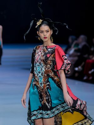 Model memeragakan busana rancangan GEE BATIK saat Indonesia Fashion Week 2018 di JCC Senayan, Jakarta Pusat, Rabu (28/3/2018). Indonesia Fashion Week 2018 mengusung tema Cultural Identity dan fokus mengangkat fesyen dari tiga destinasi wisata terkenal di Indonesia, yaitu Danau Toba di tanah Batak, Borobudur di Jawa Tengah dan Labuan Bajo di Nusa Tenggara Timur.
