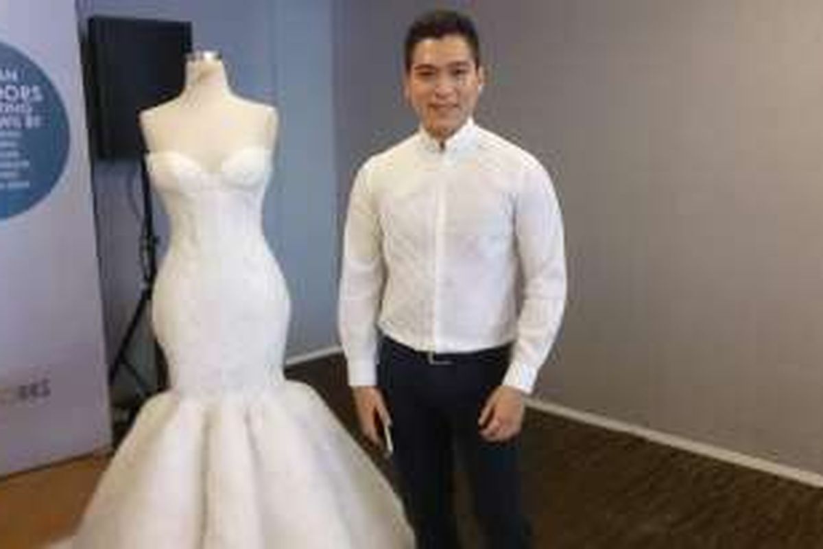 Albert Yanuar bersama gaun pengantin rancangannya