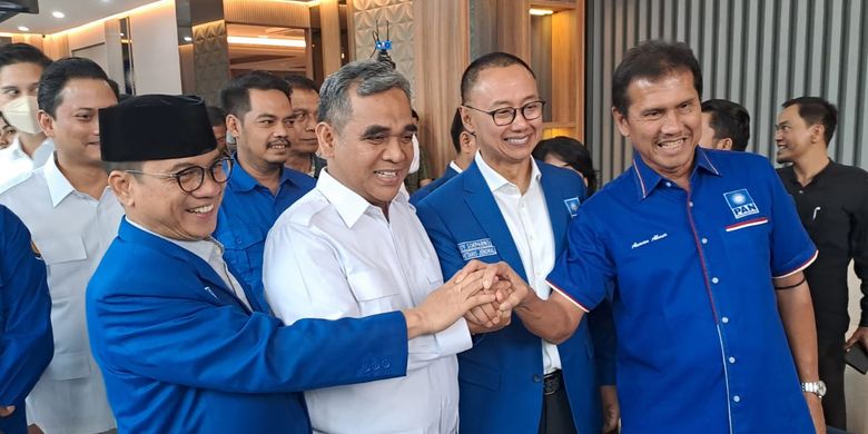 Sekretaris Jenderal (Sekjen) Partai Gerindra Ahmad Muzani berfoto bersama sejumlah elite PAN di kantor DPP PAN, Jakarta Selatan, Senin (5/6/2023). 