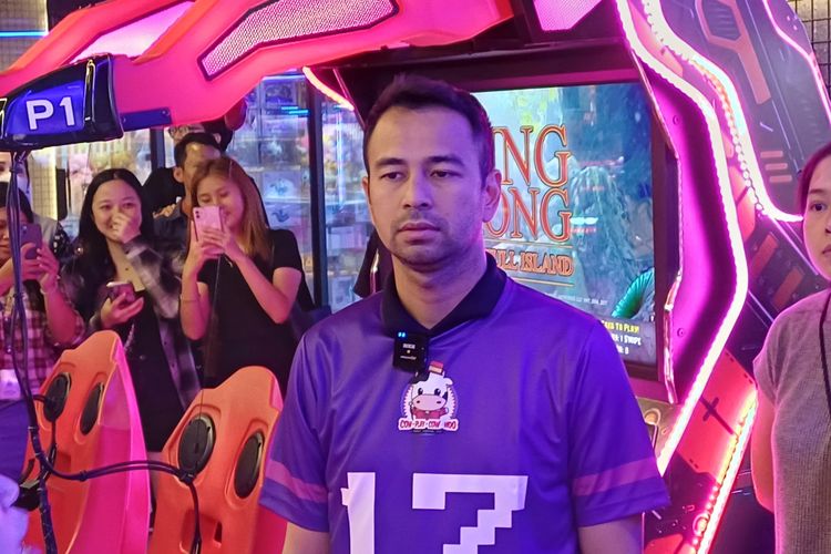 Presenter Raffi Ahmad saat hendak mencoba permainan pusat arcade game yang mana ia menjadi pemegang saham dan strategic partner, di daerah Pagedangan, Kabupaten Tangerang, Jumat (8/12/2023).